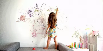 Ребенок рисует на обоях. Что делать?